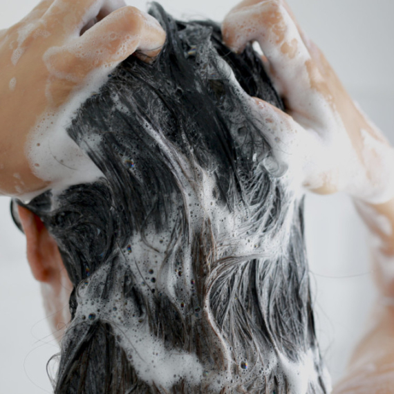 Stručnjaci otkrivaju istinu: Koliko puta treba da šamponirate kosu