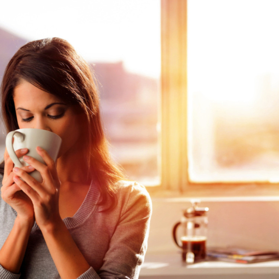 Kafa nas razbudi trenutno, ali šta ona zapravo radi našem organizmu tokom šest sati?