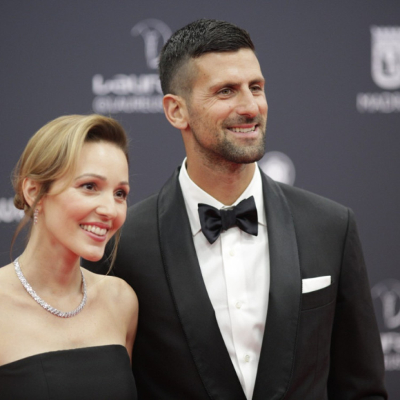 Uvek uz Novaka: Jelena Đoković očarala svet u ovoj haljini, evo koliko košta FOTO/VIDEO