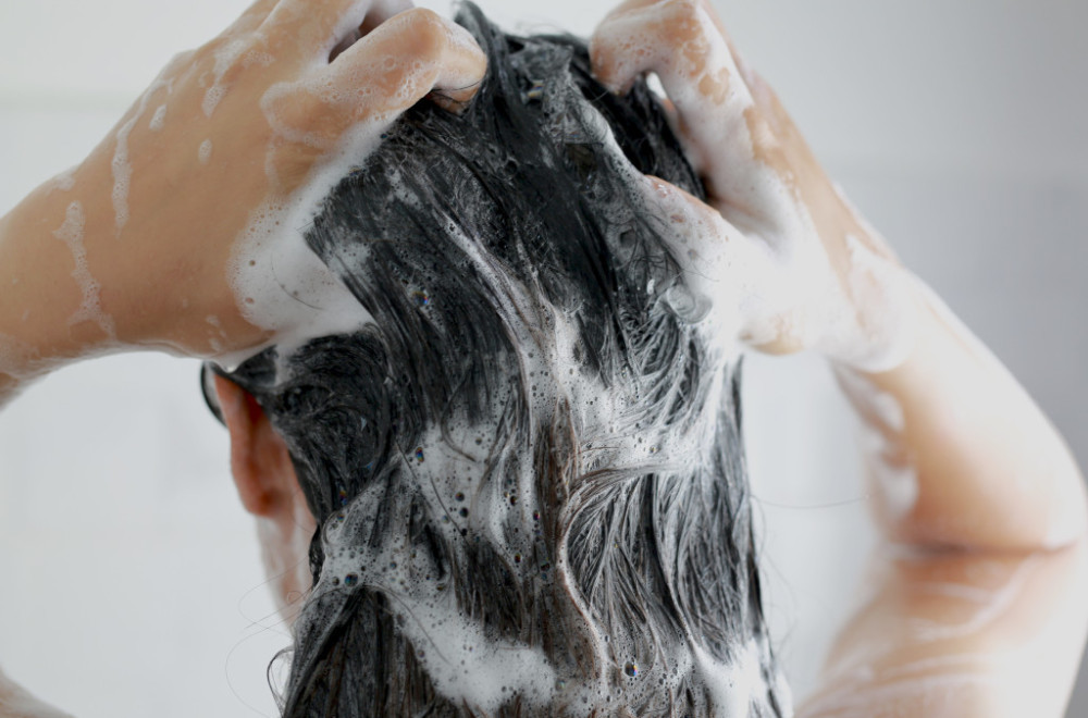 Stručnjaci otkrivaju istinu: Koliko puta treba da šamponirate kosu