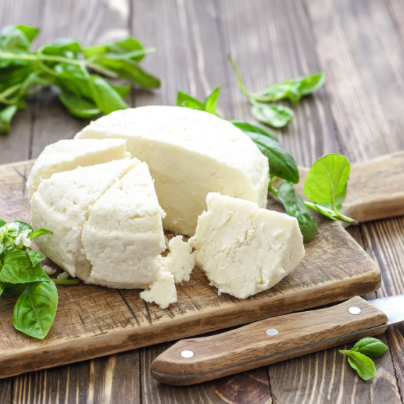 Zdrav doručak ili skriveni problem? Nutricionisti otkrili šta zrnasti sir radi vašem srcu