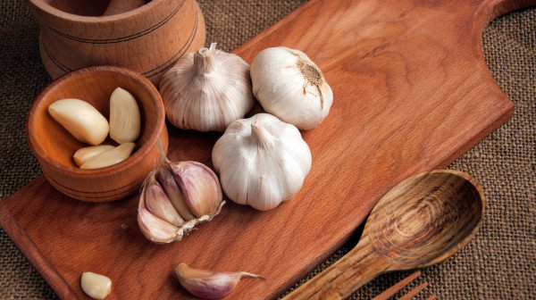 Od imuniteta do dugovečnosti: Ovo je 11 dokazanih zdravstvenih koristi belog luka