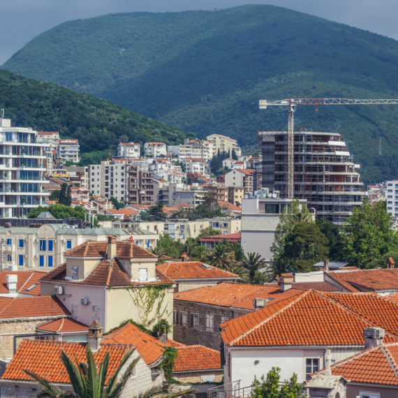 Influenserka oplela po Crnoj Gori: Tvrdi da je doživela rasizam, a muškarci su je pratili i snimali VIDEO