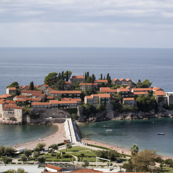 Biser Jadrana ponovo dočekuje posetioce: Otvaraju Sveti Stefan i Vila Miločer
