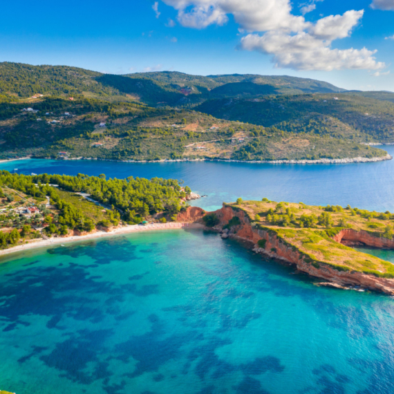 Dok svi hrle na poznata letovališta, ovo rajsko grčko ostrvo ostaje skriveni biser Mediterana