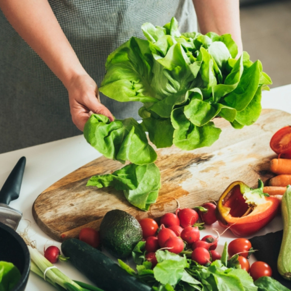Trik da vam zelena salata duže traje: Odmah uradite ovo kada je donesete sa pijace