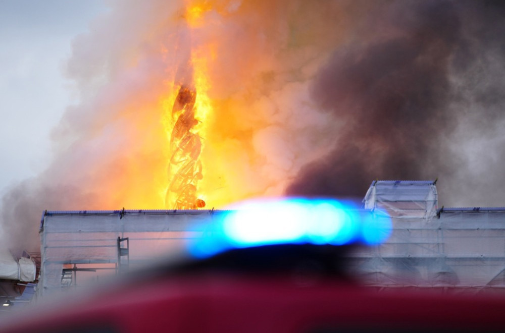 Drama u Kopenhagenu: Gori jedna od najstarijih zgrada; srušio se vrh visok 56 metara FOTO/VIDEO