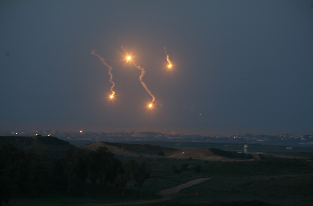 Ovo su prvi snimci izraelskog udara: Odjekuju eksplozije, nebo svetli VIDEO
