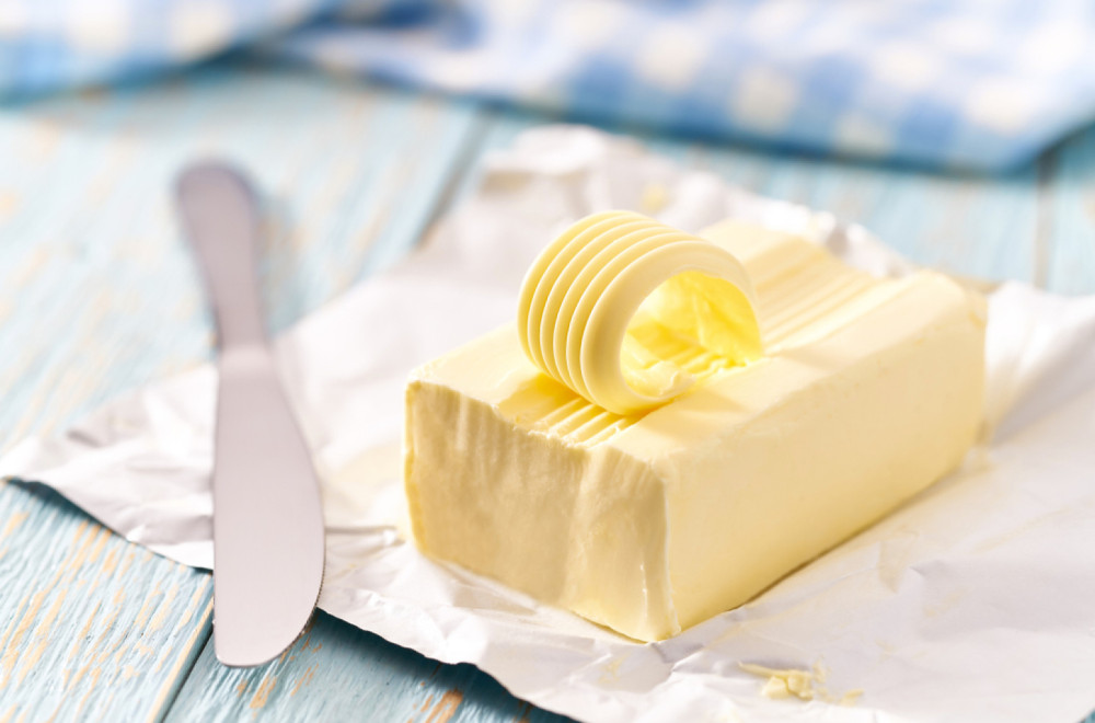 Kulinarski trik za koji vam niko nije rekao: Evo zašto domaćice prekrivaju maslac čašom