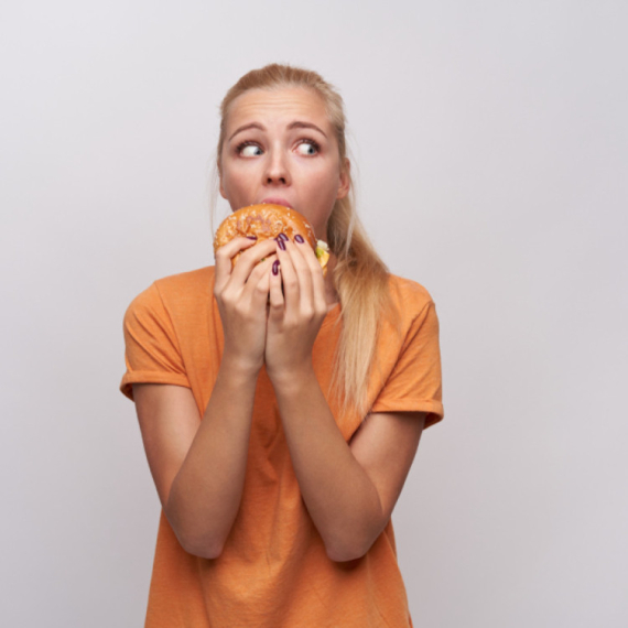 Zašto je usamljenost kod žena uglavnom povezana sa nekontrolisanom željom za hranom?