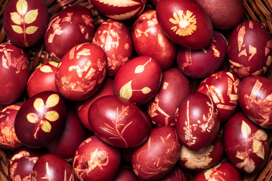 Pet prirodnih načina za farbanje jaja koja ćete obožavati