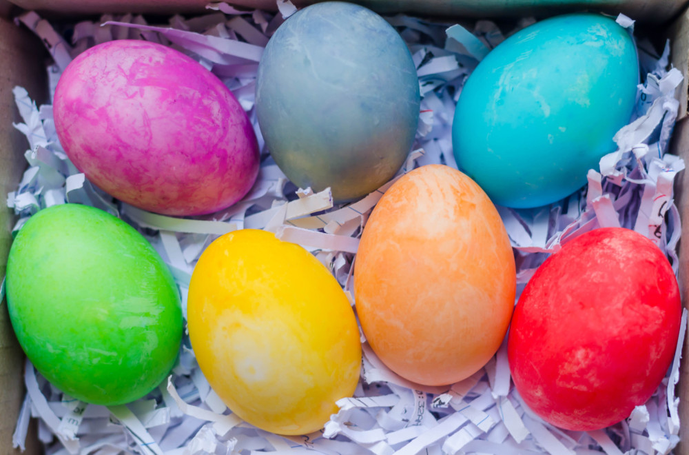 Kako do najlepših mermernih jaja iz lukovine: Magične šare na prirodan način
