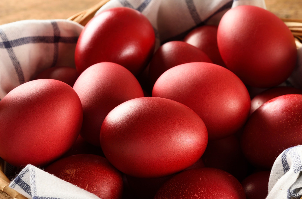 Uz samo 3 sastojka do najlepših crvenih jaja za Uskrs