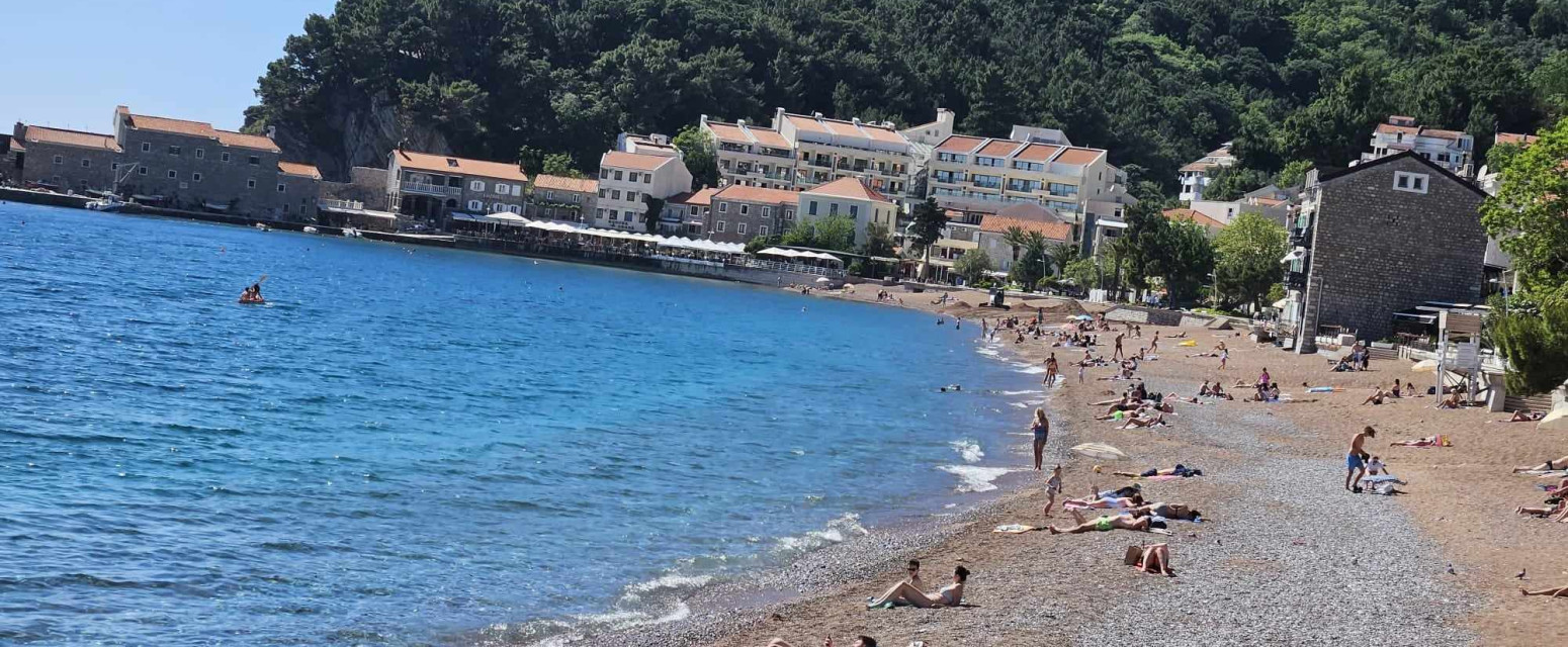 Prepune plaže, kupanje u moru već 1. maja: Letnje slike stižu iz Petrovca, a cene... FOTO