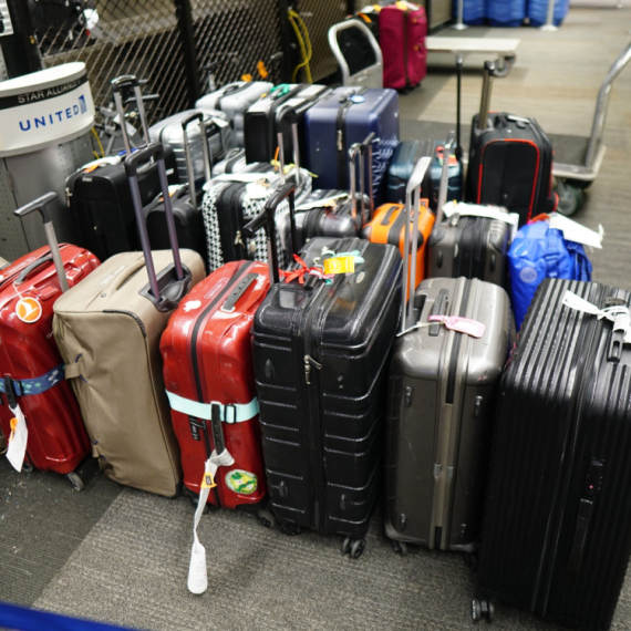 Radnik na aerodromu otkriva zašto nakon leta treba ukloniti nalepnicu sa prtljaga VIDEO