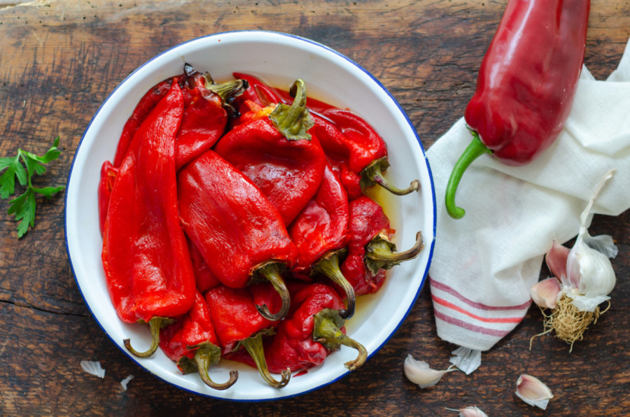 Pečene paprike bez muke: Trik koji skida ljusku kao od šale