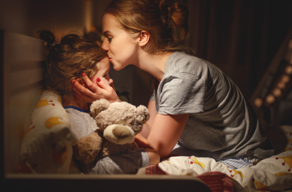 Najveća greška koju roditelji prave pre uspavljivanja dece: Zbog nje ne mogu da se smire