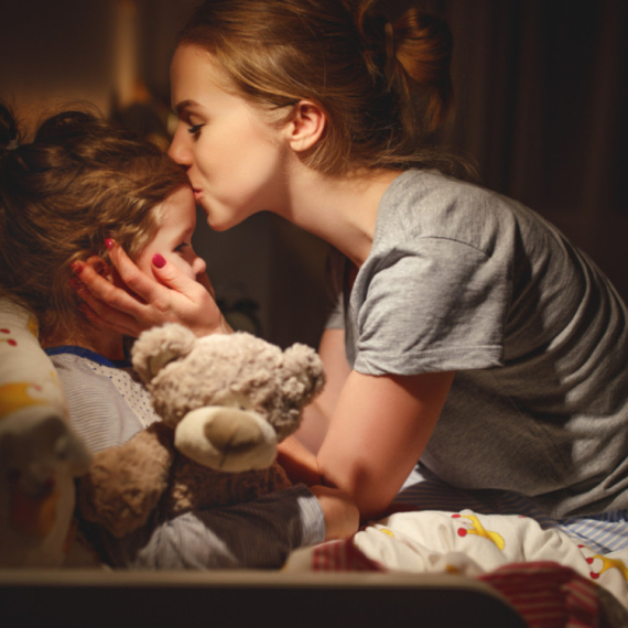 Najveća greška koju roditelji prave pre uspavljivanja dece: Zbog nje ne mogu da se smire