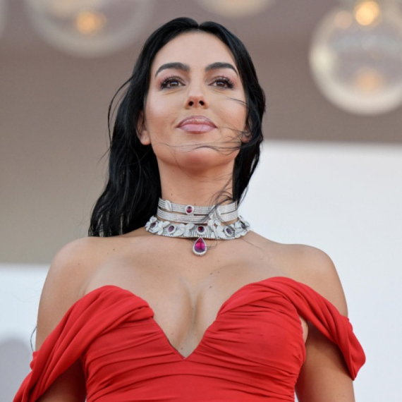 Ronaldova Georgina objavila nove vrele fotke: Zadnjica u prvom planu FOTO