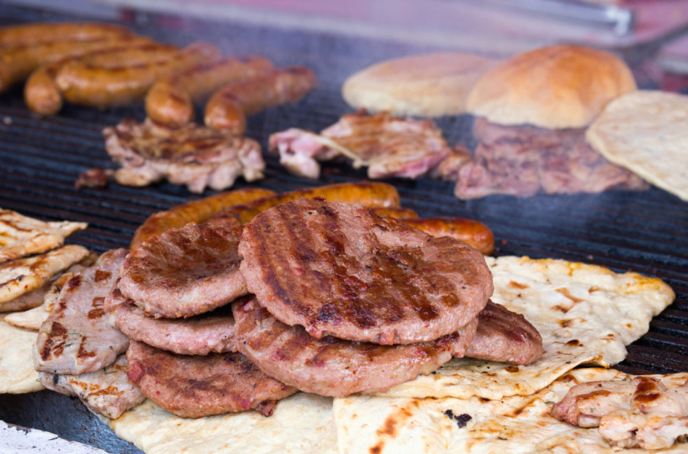 Kuvar otkrio najveću grešku kod roštiljanja: Ovaj alat uništava meso