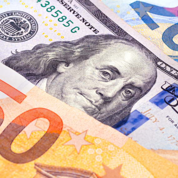 Evro oslabio u odnosu na dolar na najniži nivo od maja 2025.
