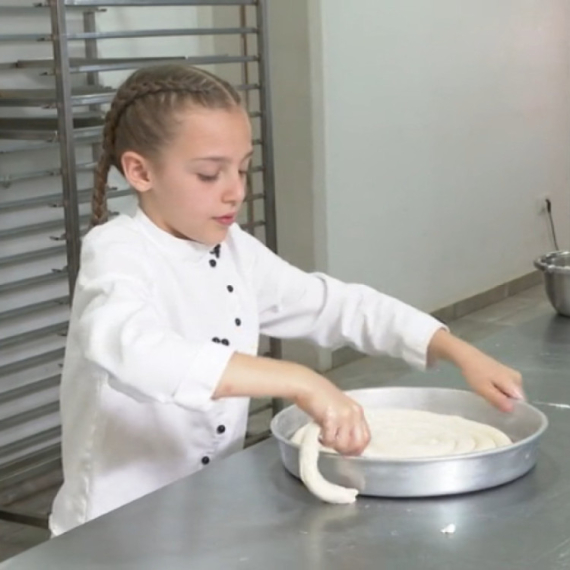 Lena je najmlađa pekarka u Srbiji: Ima 9 godina i već pravi najbolji burek u zemlji VIDEO