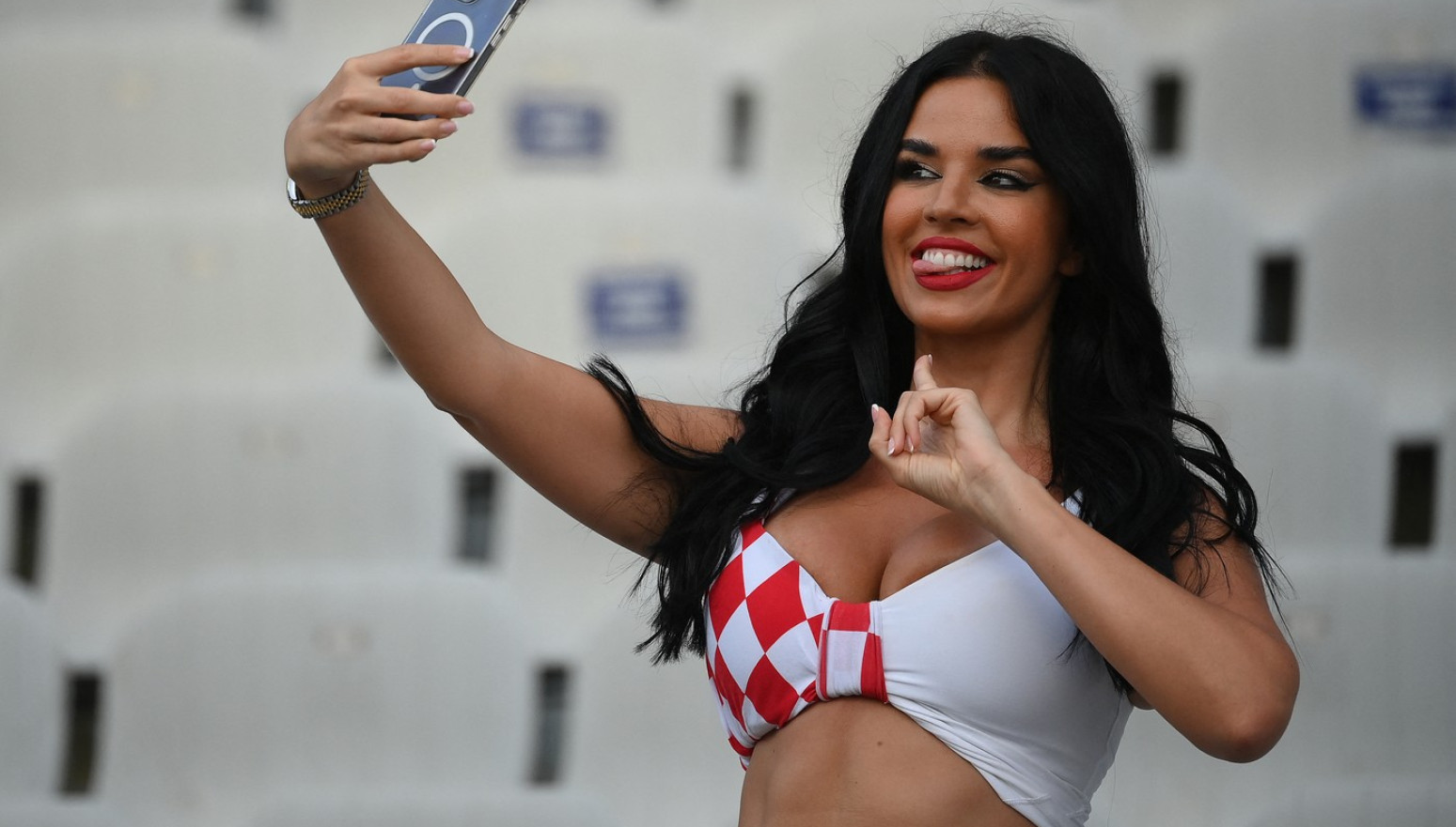 Najvatrenija hrvatska navijačica je spremna: Dekolte "puca", muškarci jedva čekali FOTO