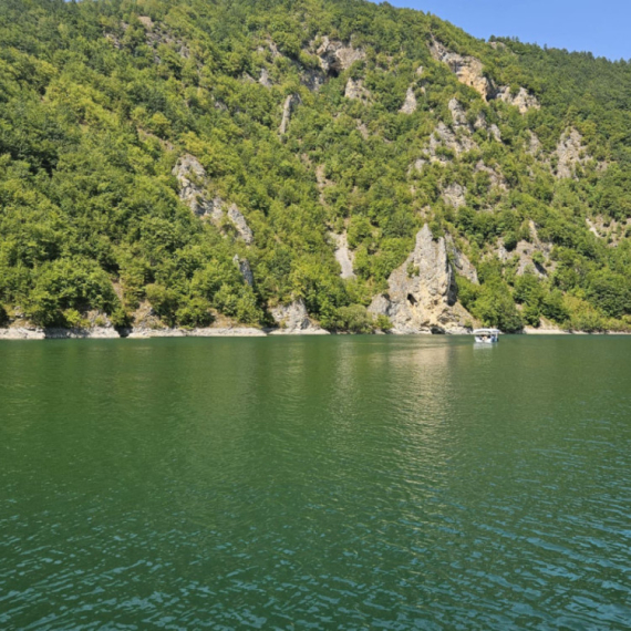 Ovo srpsko jezero je pravi letnji hit: Na hiljade turista iz čitavog sveta ga posećuje FOTO