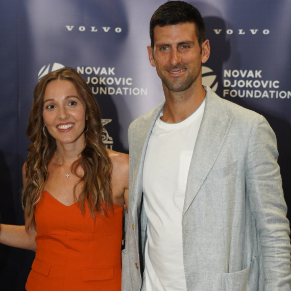 Jelena pala u zagrljaj Novaku Đokoviću, pa zaplesala: Ovo je video za pamćenje VIDEO
