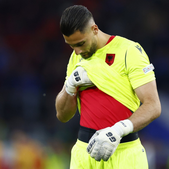 Isklesani mišići i golišave fotke: Albanski fudbaler je hit na Instagramu FOTO