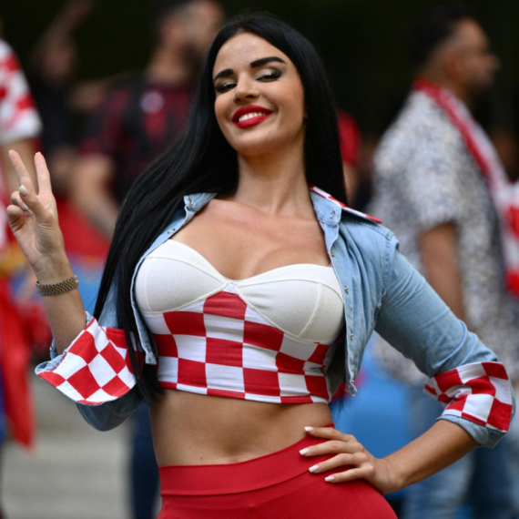 Bujne grudi "ujedinile" navijače Albanije i Hrvatske FOTO