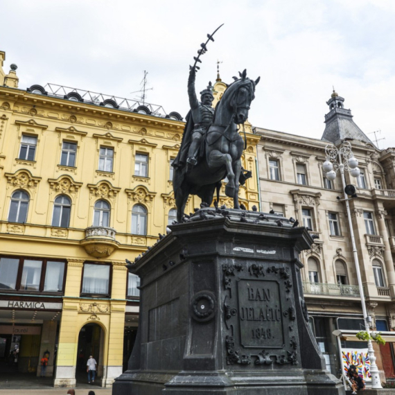 Hrvati ponovo šokiraju: Na vrh jelke postavili prevozno sredstvo FOTO