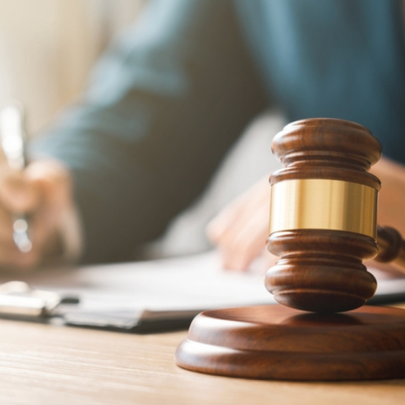 "Pljušte" kazne za pokazivanje srednjeg prsta