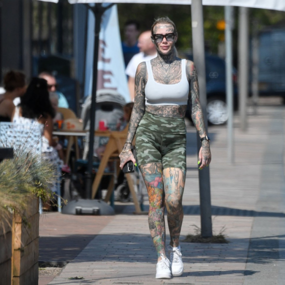 Potrošila je hiljade evra na tetovaže, skoro da nema "slobodan" deo tela: Evo kako je izgledala pre FOTO