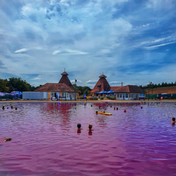 Jedinstvena banja u Srbiji: Oaza mira i lepote koju krasi roze jezero VIDEO