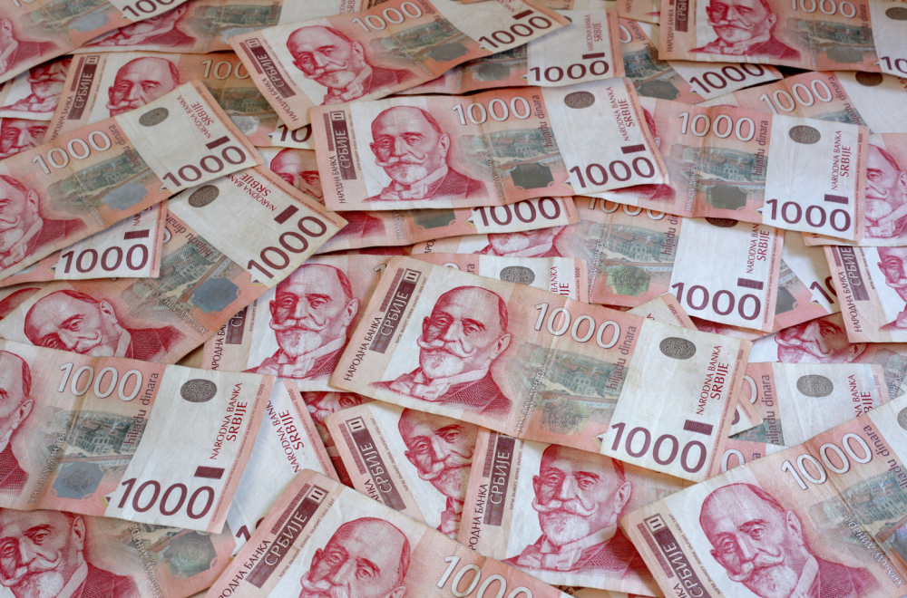 Novac već počeo da leže na račune: Ko dobija 25.000, a ko 10.000 dinara?