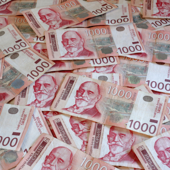 Novac već počeo da leže na račune: Ko dobija 25.000, a ko 10.000 dinara?