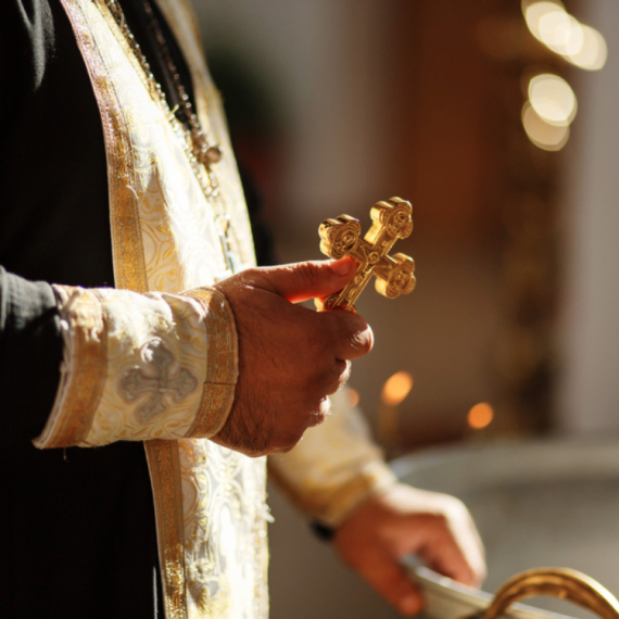 Sveštenik koji je komentarisao dečaka koji hekla se opet oglasio: "Da razjasnimo..."