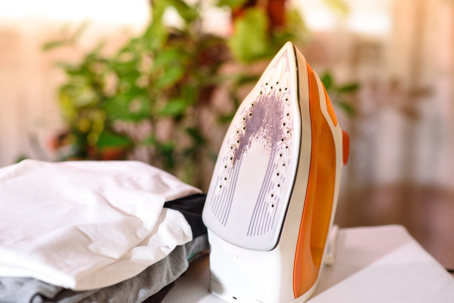 Jednostavan trik za čišćenje i najprljavije pegle: Treba vam sastojak iz kupatila i minut vremena