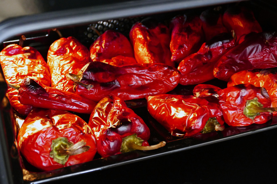 Pečene paprike bez muke: Trik koji skida ljusku kao od šale
