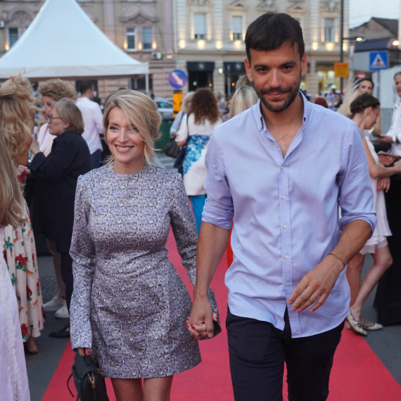 Žurka pod maskama i vreli poljubac s mužem: Anđelka napravila šou za 40. rođendan FOTO