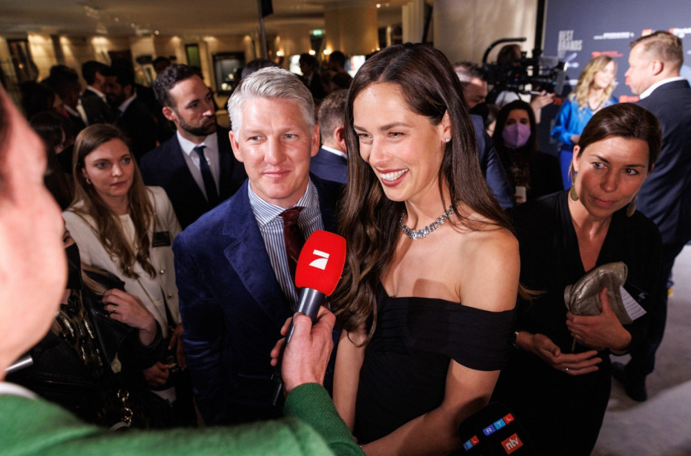 Šljokice i glamur za Berlin na kolenima: Ana Ivanović posle bavarske nošnje ponela ovu haljinu FOTO