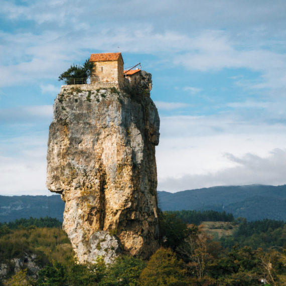 Manastir u oblacima, turistička destinacija koja postaja atrakcija FOTO