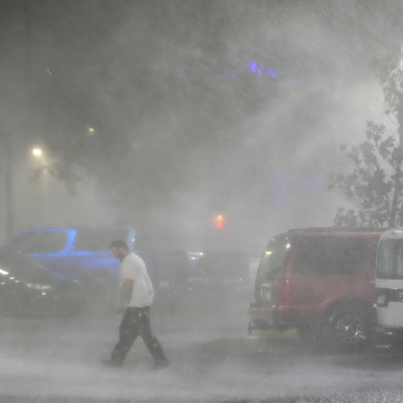 Potresni snimci stižu sa Floride: Ljudi na telu pišu imena u slučaju da poginu, majke se već opraštaju od dece