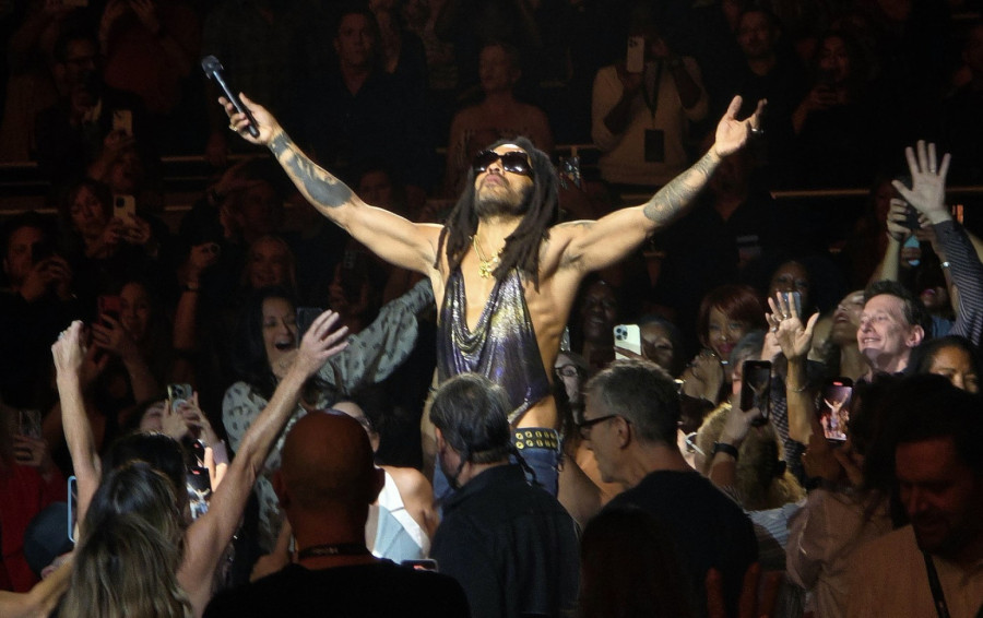 I u sedmoj deceniji hipnotiše trbušnjacima: Mlađi muškarci mogu samo da mu zavide FOTO