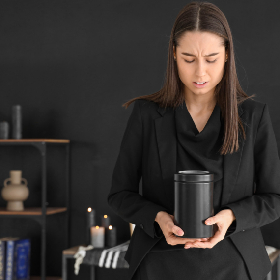 Ćerka htela da prospe očev pepeo u jezero: Nije shvatila uputstva, pa je nastao haos VIDEO