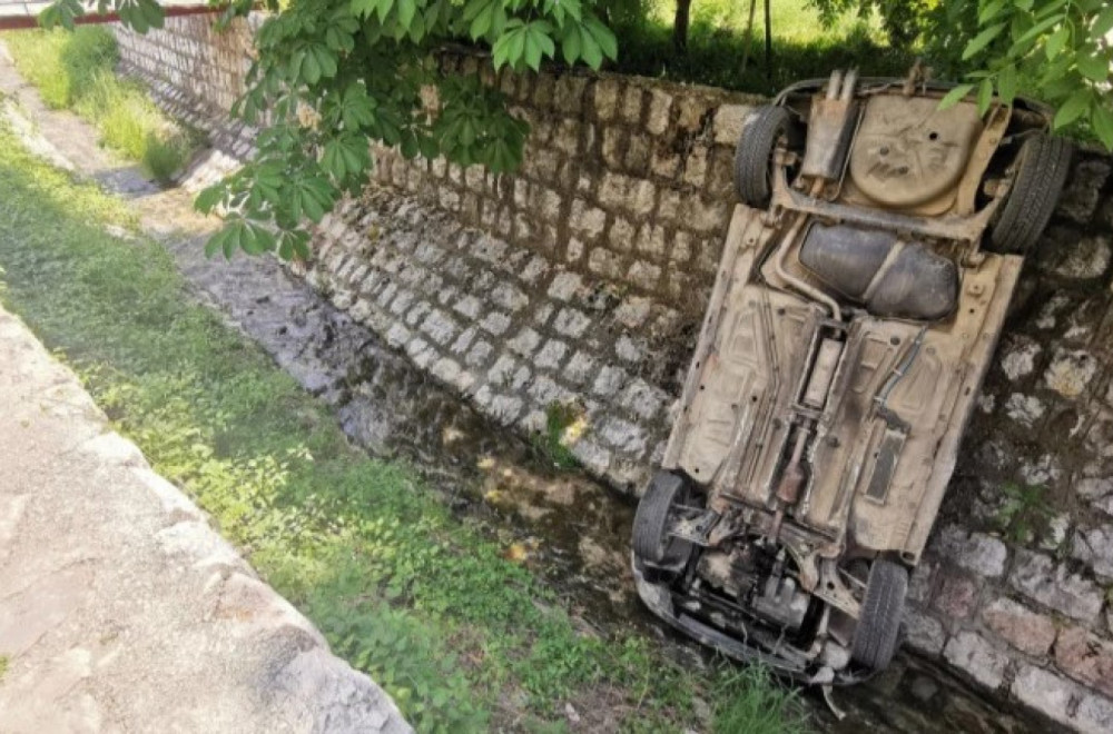 Neobična saobraćajka u Novom Pazaru: Nije povukao ručnu, pa mu automobil završio u reci