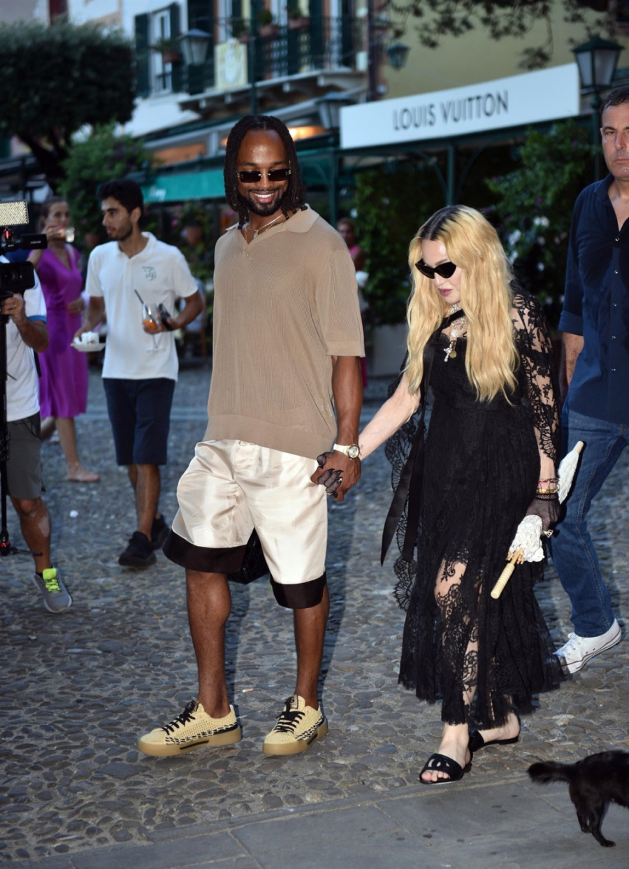 Dok ona uživa u zagrljaju 37 godina mlađeg dečka, svi gledaju u njen vatreni dekolte FOTO