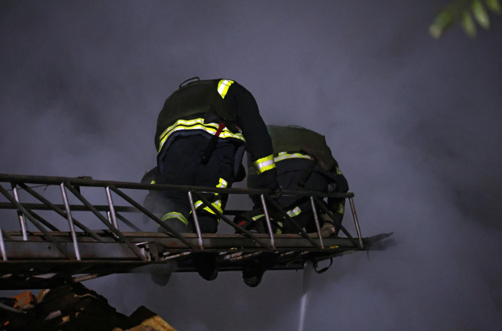 Požar u Višnjičkoj banji: Gori stan u prizemlju, stanari evakuisani
