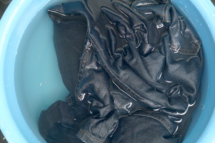 Tamne farmerke neće izbledeti ako u veš mašinu dodate ovaj sastojak